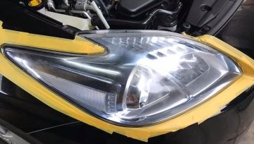 Deze Toyota Prius had doffe koplampen, na schuren en polijsten een koplamp protection aangebracht.